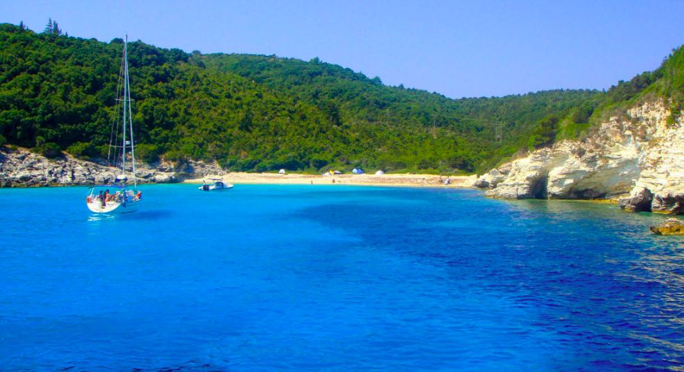 L'acqua è iridescente nella spiaggia di Voutoumi sull'isola di Antipaxos - meteoweek.com
