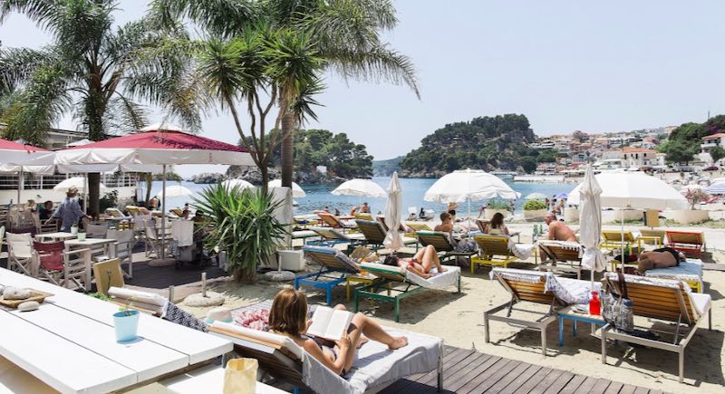 Villa Rossa offre alloggi di lusso alla fine della spiaggia di Kryoneri - meteoweek.com