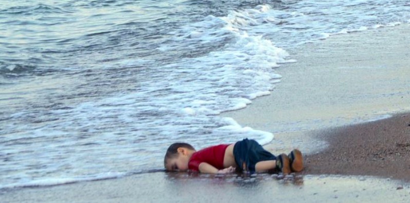 Aylan, il bambino siriano annegato dopo il naufragio del barcone carico di profughi nelle rive di Bodrum, in  Turchia - meteoweek.com