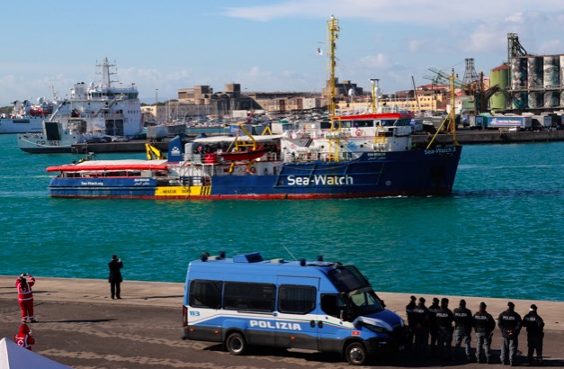 Sea Watch 3 sfonda il blocco. Imbarcazione al porto di Lampedusa - meteoweek.com