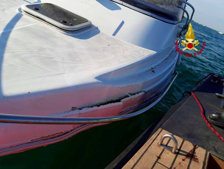 Una barca urta violentemente una briccola nella Laguna di Venezia morta 12enne