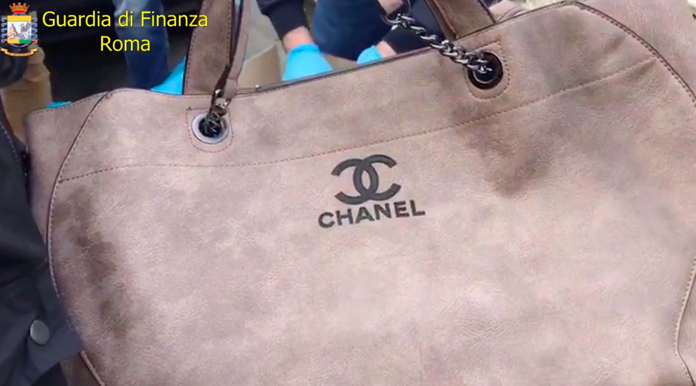 riproduzione Borsa marchio Chanel - Maxisequestro della GdF 32 milioni di euro di prodotto contraffatti - meteoweek.com