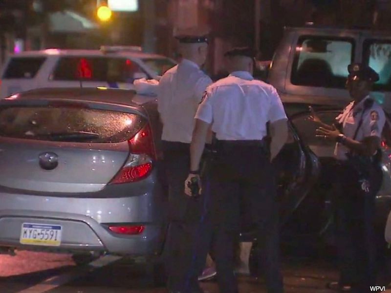 Agenti di polizia davanti l auto che era stata rubata mentre i bambini erano dentro l'11 luglio 2019 a Philadelphia - meteoweek.com