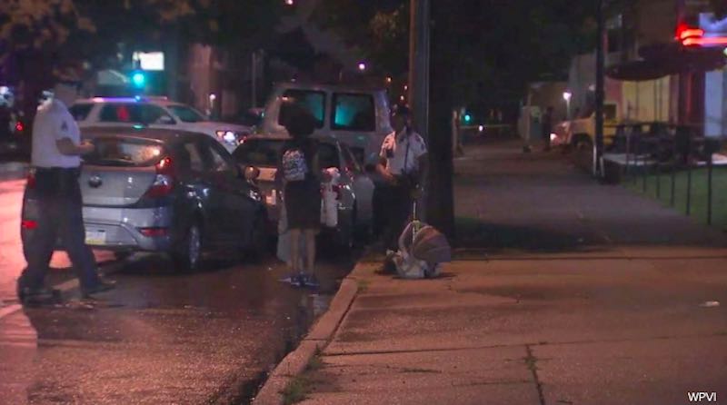 Agenti di polizia davanti l'auto che era stata rubata mentre i bambini erano dentro l'11 luglio 2019 a Philadelphia - meteoweek.com