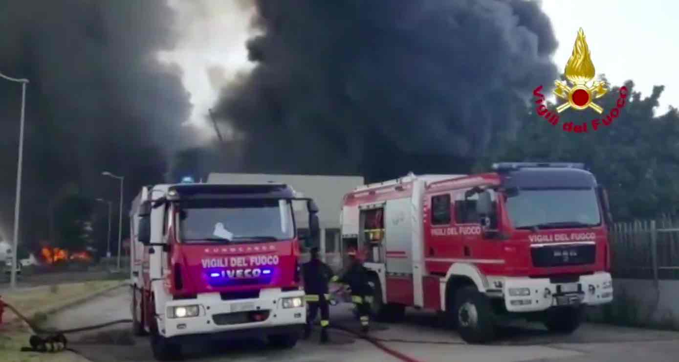 Azienda di vernici a fuoco. Nube nera spaventosa visibile a kilometri - meteoweek.com