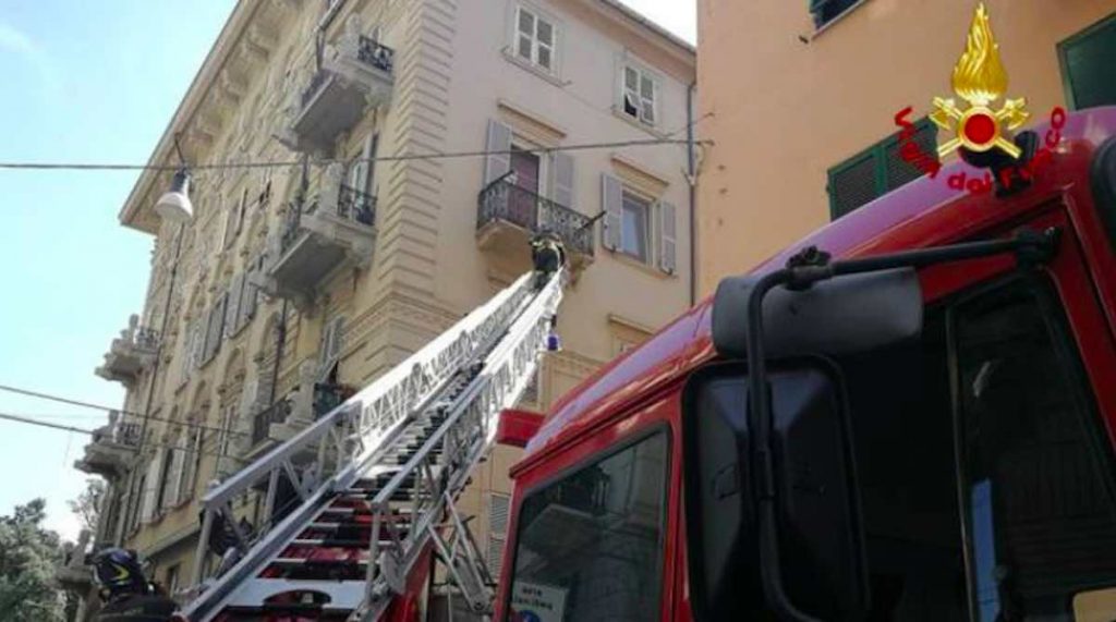 Bimbo piange sul cornicione del 4° piano, padre alle slot ride. Interviene la Polizia
