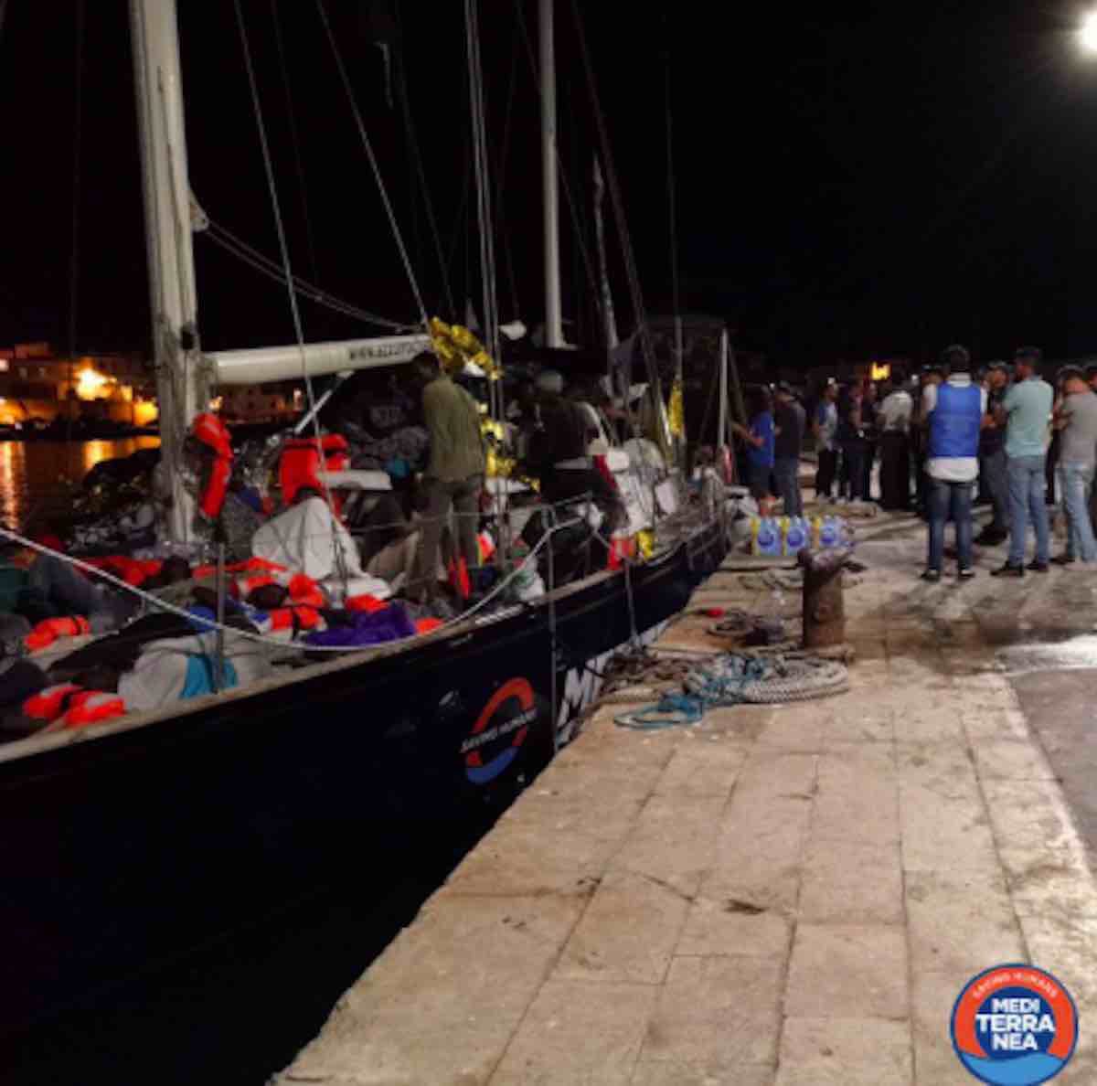 I migranti sbarcano a Lampedusa, il veliero sequestrato e l'equipaggio indagato - meteoweek.com