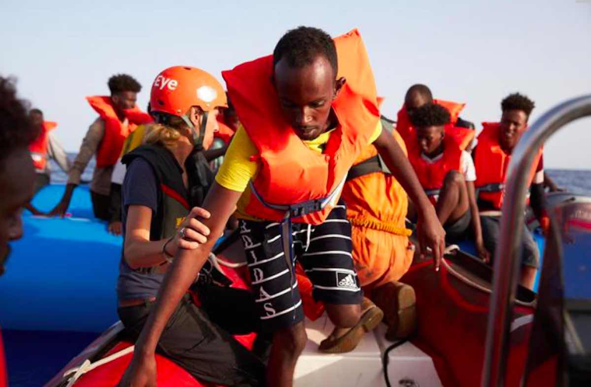 Migranti sbarcano a Lampedusa da Ong Mediterranea - meteoweek.com