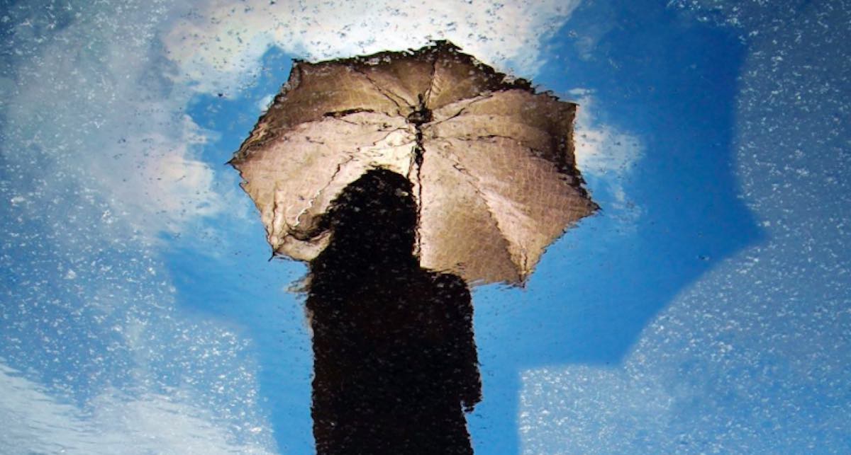 foto con donna con ombrello da pioggia