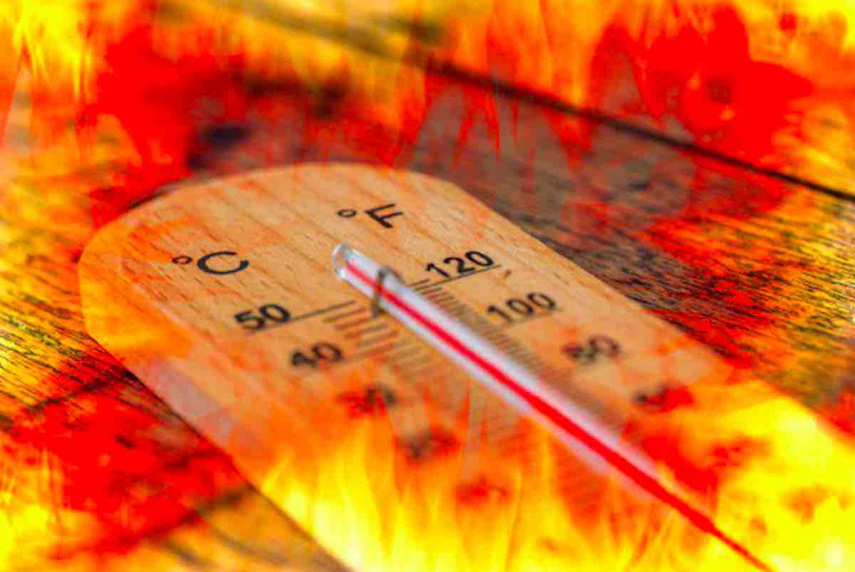 foto di un termometro a mercurio in mezzo al fuoco astratto