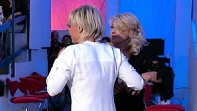 Tina Cipollari fermata da Maria De Filippi