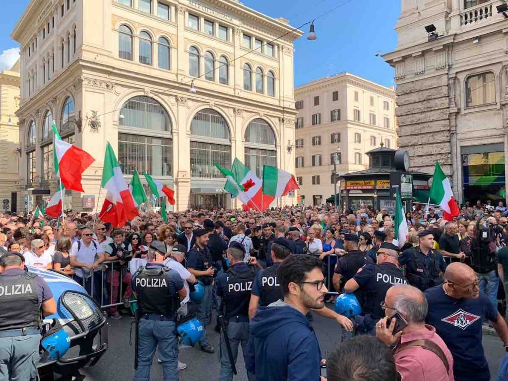 Manifestazione contro il Governo oggi 9 settembre : decine di migliaia di persone fermate
