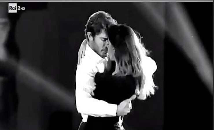 Tango di fuoco | Simona Ventura ruba la scena a Belen e Stefano | Video