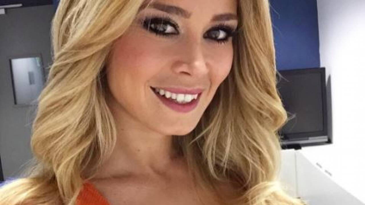 Diletta Leotta mozzafiato con le coppe in mano fa impazzire il web | Foto - meteoweek