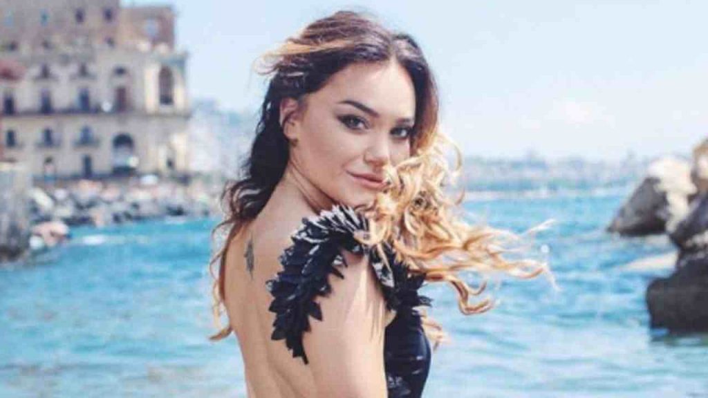 Romina Carrisi a prova di bomba: fisico mozzafiato in costume [FOTO]