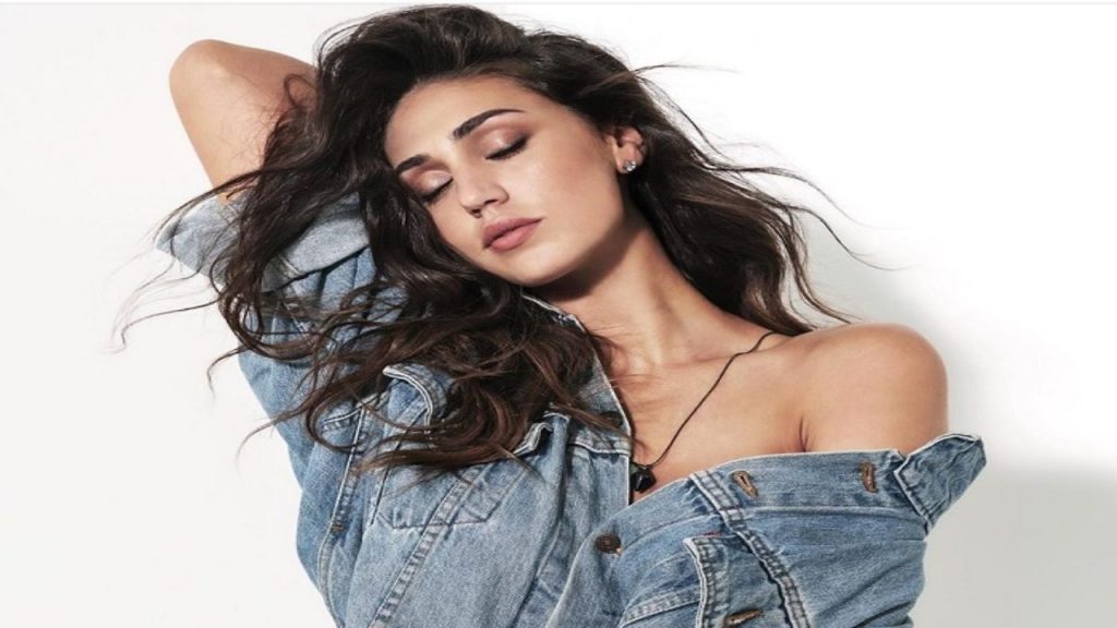 Cecilia Rodriguez mostra il lato B in Rai | La sorella di Belen fuori controllo | Video