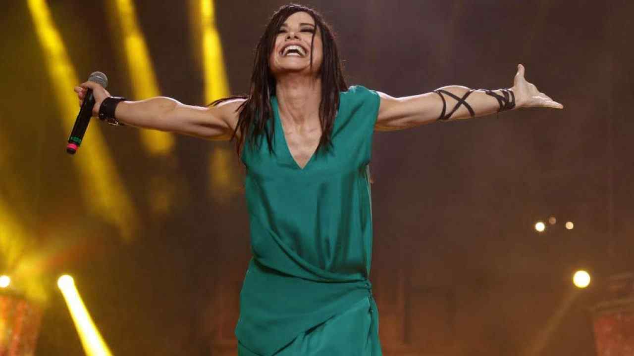 Dolcenera ribelle fa il dito medio | Addio femminilita | Foto - meteoweek