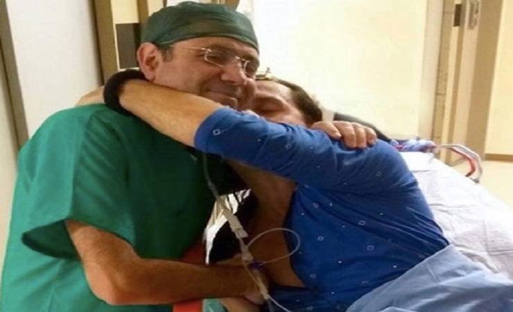 L abbraccio dopo l intervento | Povia ringrazia il medico e lo staff | Foto - meteoweek