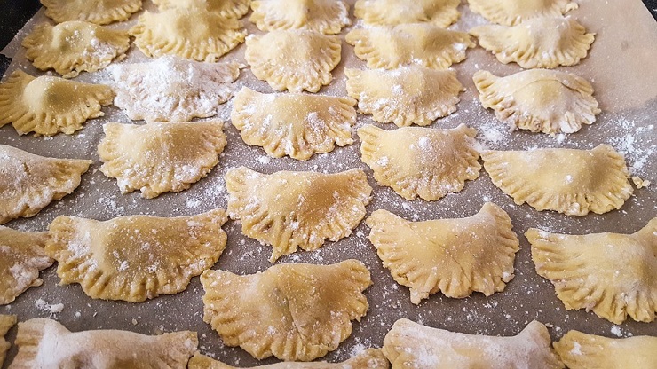 La destra insorge per il tortellino dell'accoglienza senza maiale - meteoweek.com