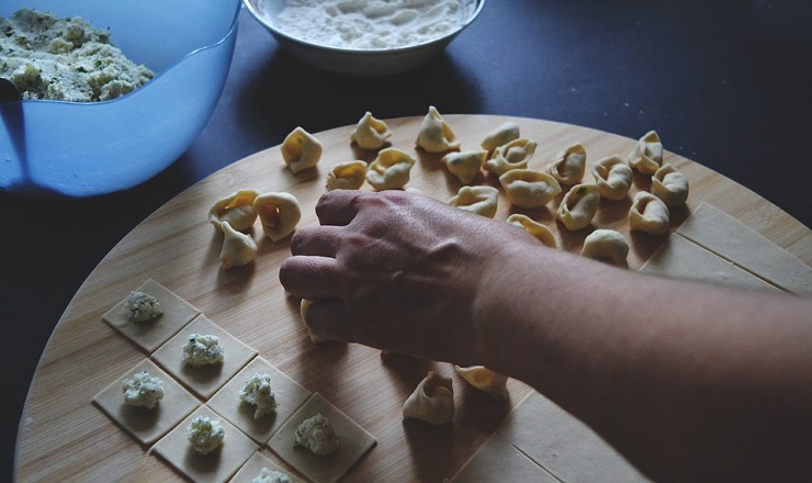 La destra insorge per il tortellino dell'accoglienza senza maiale - meteoweek.com