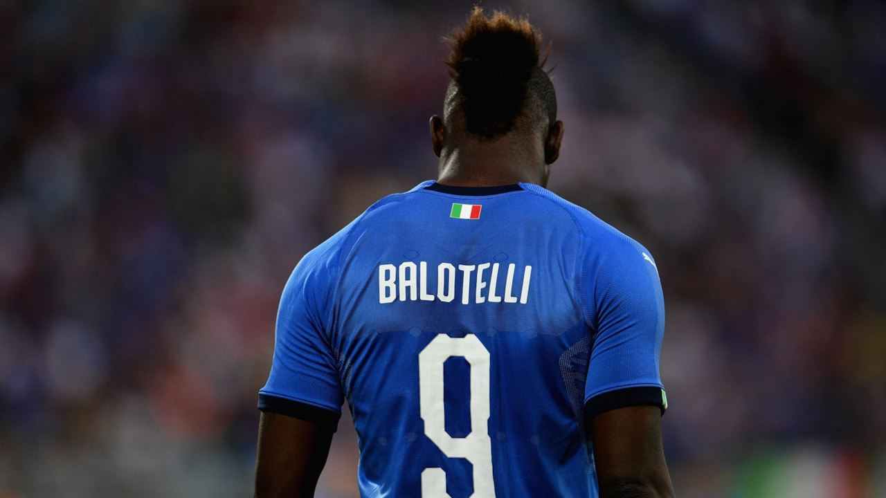 Cori razzisti per Balotelli | Lui minaccia di andarsene. Poi reagisce | Video - meteoweek