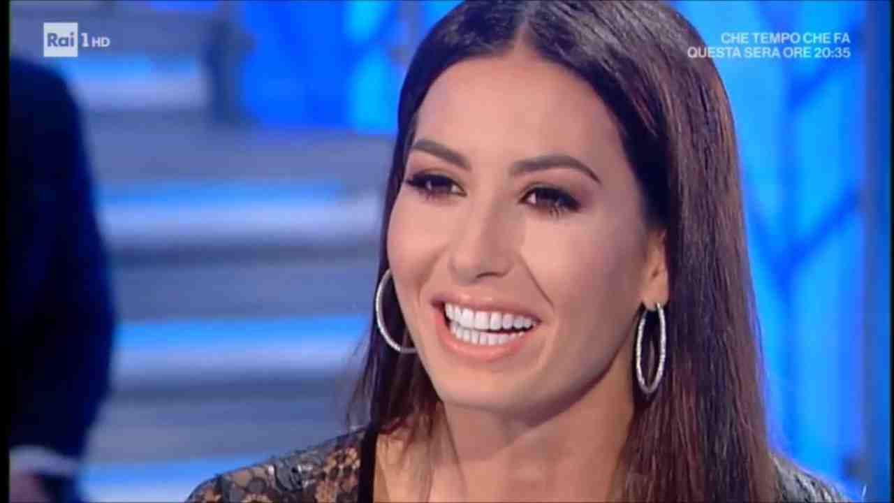 Elisabetta Gregoraci flirta | Sommersa da rose rosse | Video - meteoweek