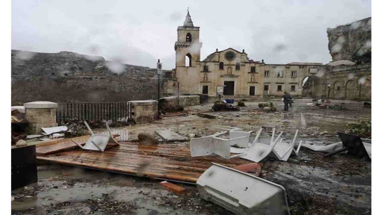 Matera, nubifragio: il tempo regala la tregua | Riaperte le scuole - meteoweek