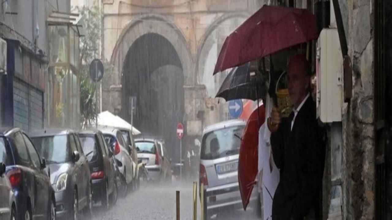 Napoli, un fiume d'acqua travolge il Rione Sanità | Video - meteoweek