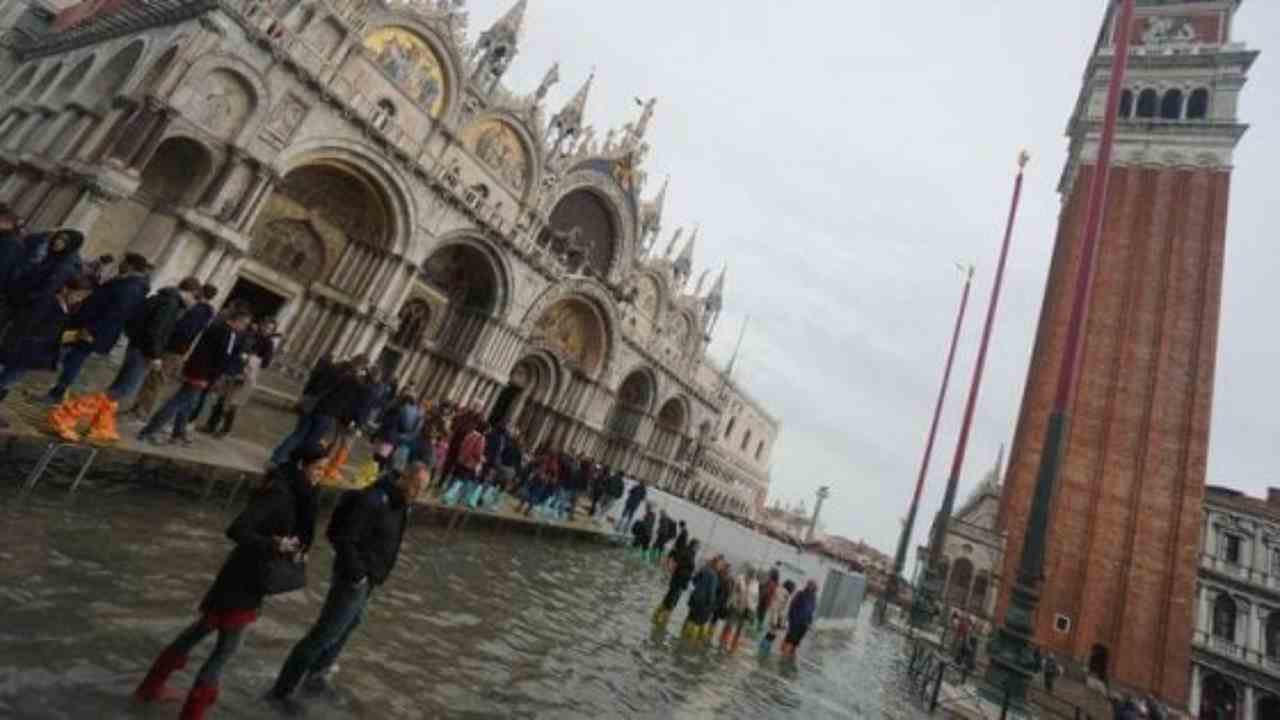 Acqua alta a Venezia | danni alla Basilica di San Marco | Video - meteoweek