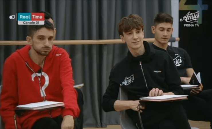 Amici 19 Skioffi | scoppia la polemica: "non lo vogliamo dentro la scuola" - meteoweek