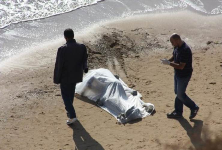 cadavere spiaggia ragusa