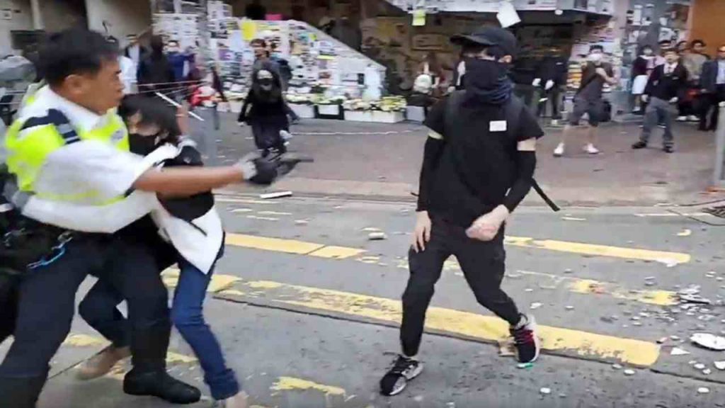 Caos a Hong Kong! Spari della polizia su manifestanti: un uomo è stato incendiato