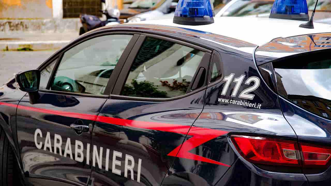 Posto di blocco carabinieri | Mamma con due bambini tenta la fuga - meteoweek