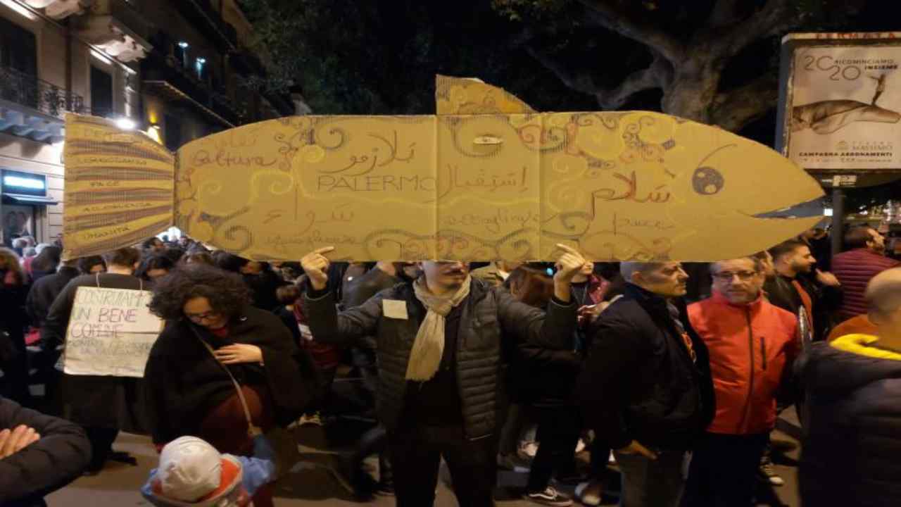 Palermo, le Sardine scendono in piazza: cori e striscioni contro l'intolleranza