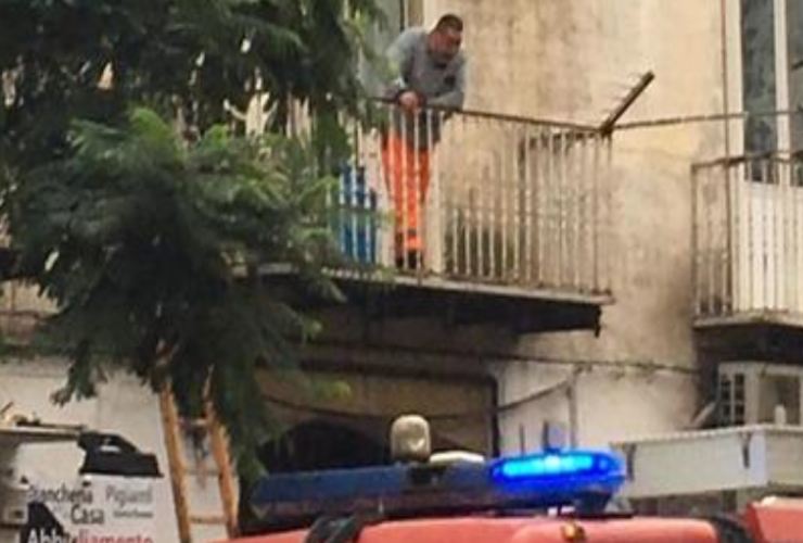 uomo barricato casa napoli