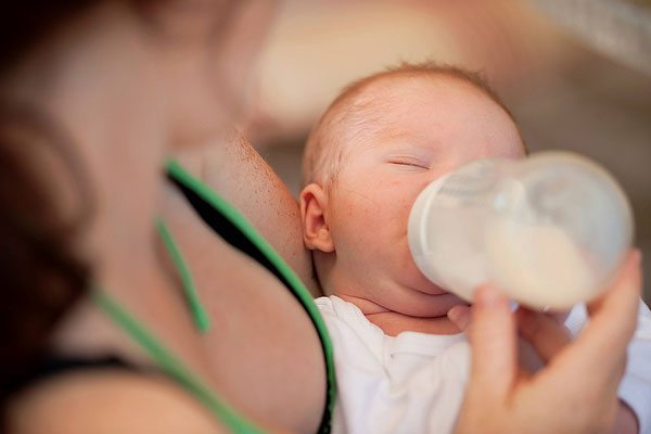 Torino, veleno nel biberon per uccidere il suo bambino. I medici: “Non stava bene” - MeteoWeek