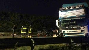 SEI FERITI AUTO CONTRO TIR