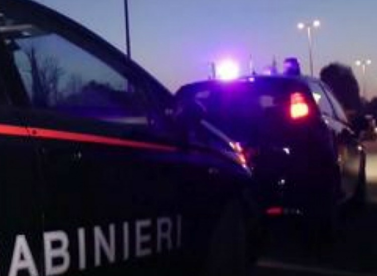 anziano ferisce due vicini di casa