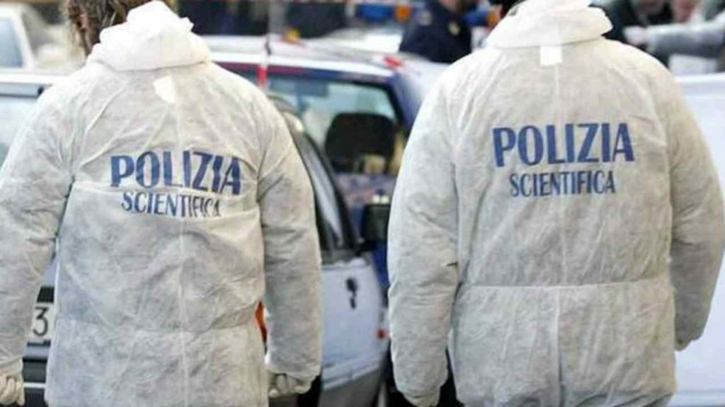 Tragedia con giallo a Roma: uomo in pigiama cade dal quinto piano e muore
