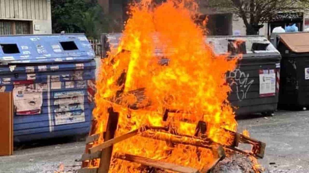 Roma, protesta degli abitanti delle case popolari: cassonetti in fiamme a Casal Bruciato