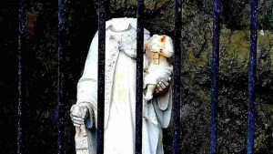 DECAPITATE A VIBO STATUE MADONNA E GESU'
