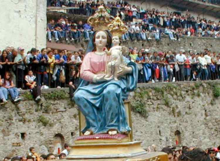 portavano abusivamente la madonna di polsi