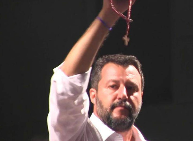 regala santino a salvini