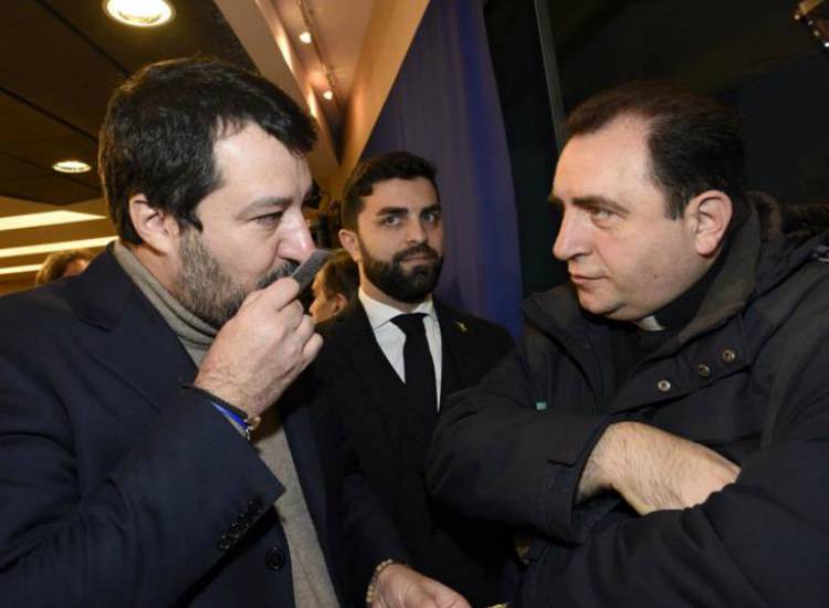 regala santino a Salvini