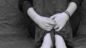 violentata rischia il carcere