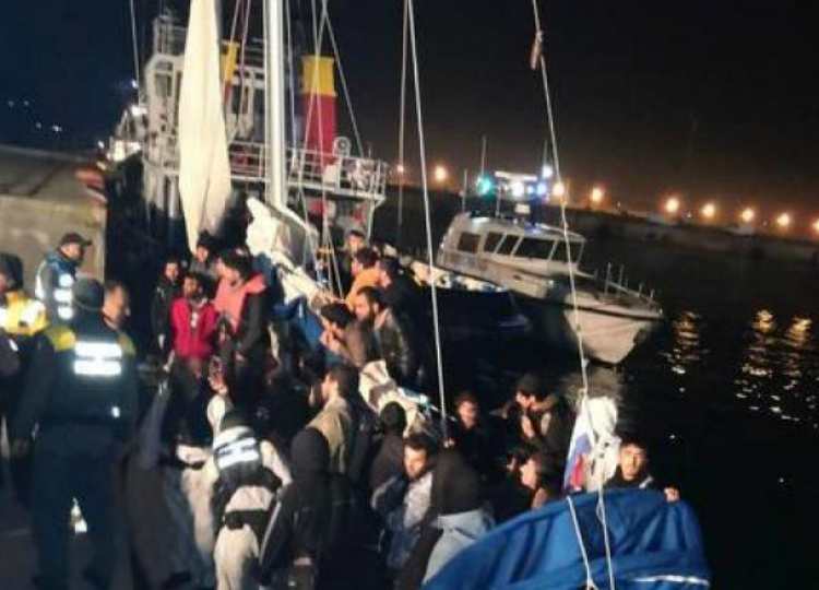 veliero con migranti sbarca in calabria