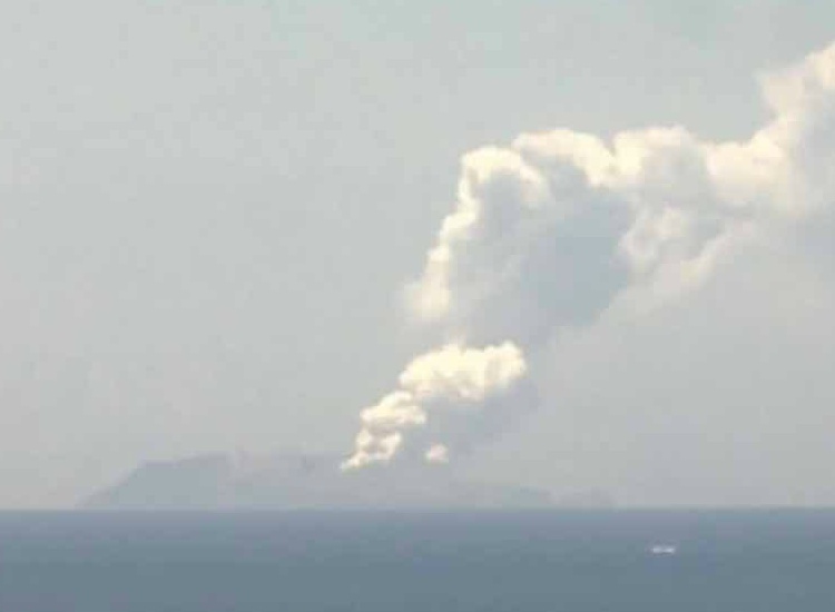 ESPLODE VULCANO IN NUOVA ZELANDA