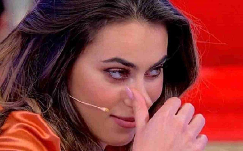 Veronica Burchielli prende in giro Uomini e Donne | Maria De Filippi complice