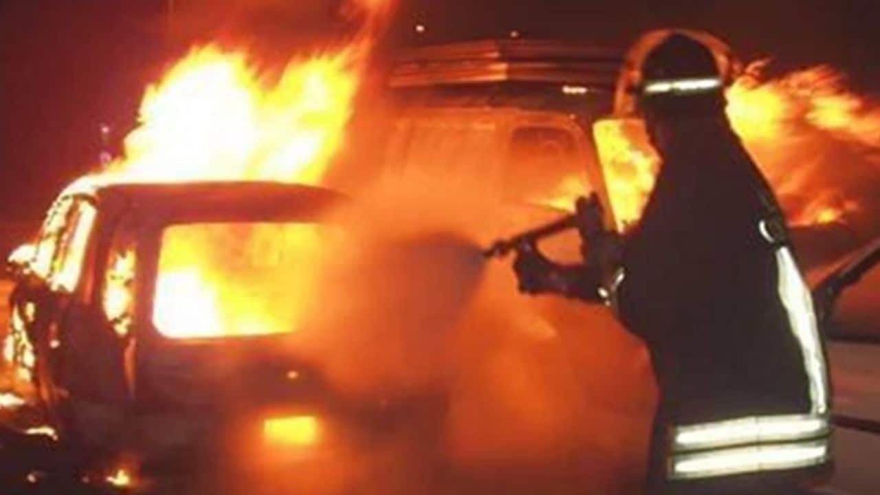 Pordenone, auto in fiamme