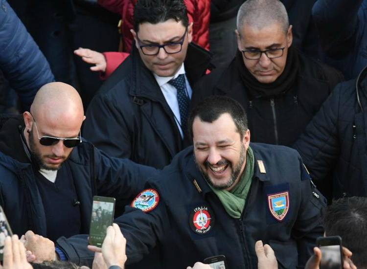 sostenitori salvini aggrediscono donna